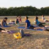 Particolare � anche la "Bhujangasana", la posizione del cobra, con cui ci si distende proni sulla pancia e si alza il busto facendo leva sulle mani: in parole povere ci si protrae verso l'alto proprio come fa il temibile serpente